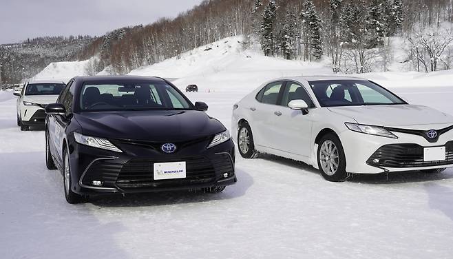 타이어 비교 테스트를 앞두고 있는 토요타 캠리 하이브리드