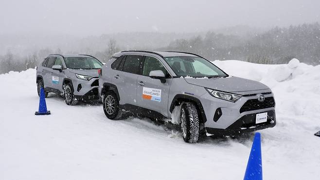 크로스 클라이밋 2와 X-ICE가 장착된 토요타 RAV4