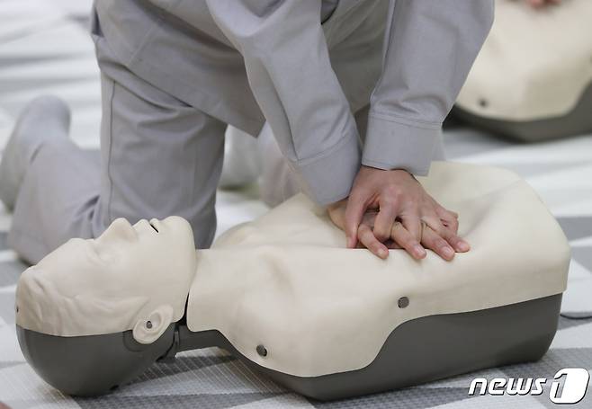 경기 안산시 상록구 안산소방서 안전체험관에서 여성의용소방대원들이 심폐소생술(CPR) 및 응급처치 교육을 받고 있다. 2022.11.1/뉴스1 ⓒ News1 김영운 기자