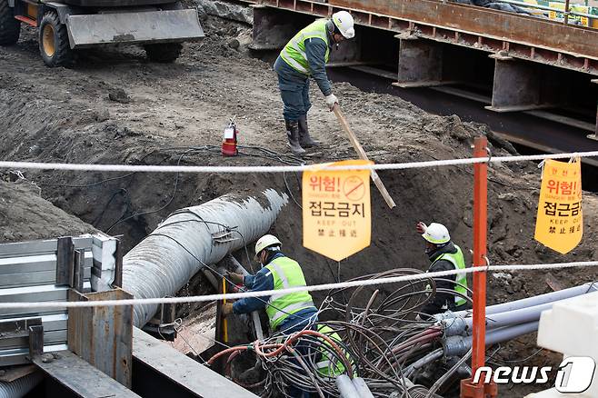 서울시내 한 공사 현장에서 근로자들이 작업을 하고 있다. ⓒ News1 유승관 기자