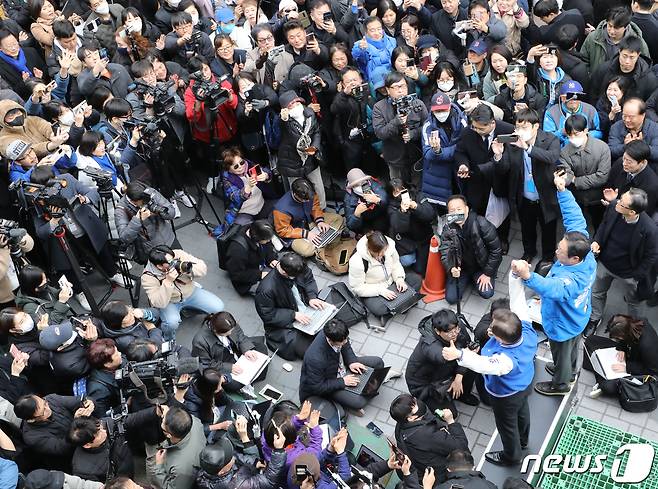 이재명 더불어민주당 대표가 6일 서울 양천구 목동깨비시장을 방문, 총선에 출마하는 황희 의원 지지 연설을 하고 있다. (공동취재) 2024.3.6/뉴스1 ⓒ News1 ,송원영 기자