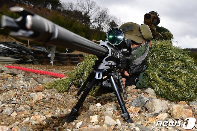 6일 경북 포항시 남구 해병대 수성사격장에서 실시된 제3회 해병대 사령관배 저격수 경연대회에 참가한  해병대 1사단 저격수가 관측수로부터 표적값을 전달받고 있다.  2024.3.6/뉴스1 ⓒ News1 최창호 기자