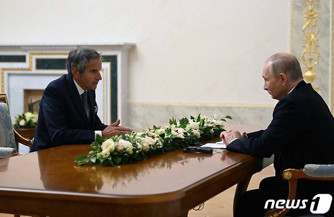 2022년 블라디미르 푸틴 러시아 대통령이 11일(현지시간) 상트페테르부르크에서 라파엘 그로시 국제원자력기구(IAEA) 사무총장과 면담을 갖고 우크라이나 자포리자 원전 등을 논의하고 있다. ⓒ AFP=뉴스1 ⓒ News1 우동명 기자