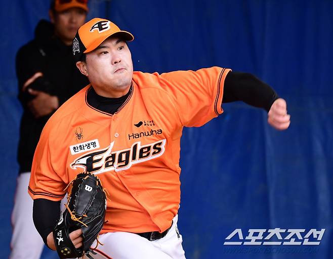 26일 일본 오키나와 아카마 구장에서 한화 선수들이 훈련했다. 불펜 피칭을 선보이는 류현진. 오키나와(일본)=송정헌 기자songs@sportschosun.com/2024.02.26/