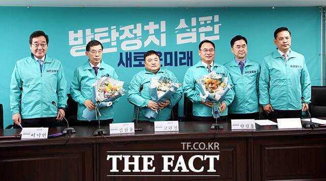 영입 인재들과 함께 기념사진 촬영하는 이낙연 공동대표. 왼쪽부터 이 공동대표, 김찬훈 대전 YMCA 이사장, 고관철 전 민주당 전국장애인위원회 부위원장, 안필용 전 대전시장 비서실장, 김종민 공동대표, 박영순 책임위원.