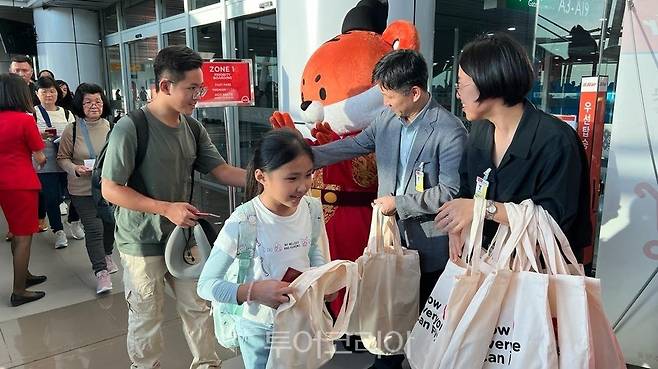 에어아시아 말레이시아가 인천-코타키나발루 직항편 운항을 개시하고, 지난 4일 코타키나발루 공항에서 기념품을 승객들에게 나눠줬다. 