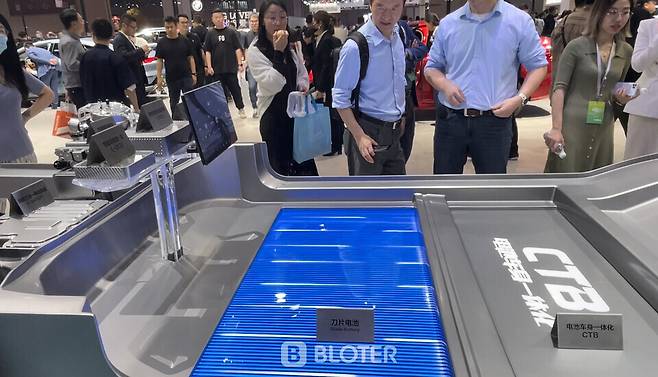 2023 중국 상하이오토쇼에 배치된 BYD 블레이드 배터리 모형 (사진=조재환 기자)