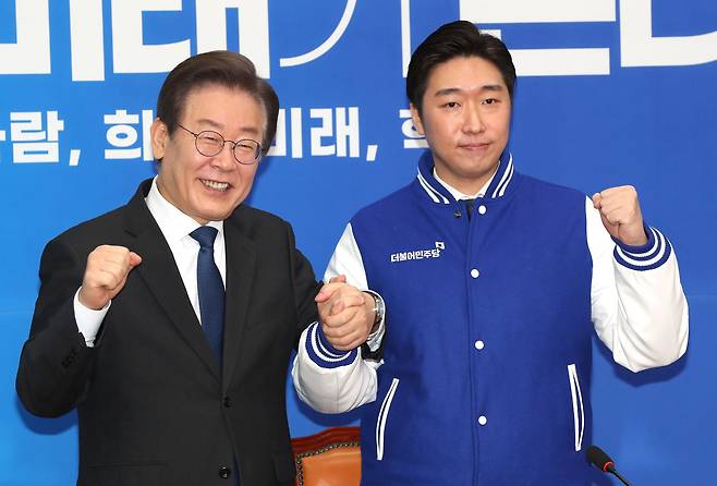 더불어민주당 이재명 대표가 지난 1월 17일 오전 국회에서 열린 인재환영식에서 대한민국임시정부기념사업회 김용만 이사와 함께 포즈를 취하고 있다. 이날 인재로 영입된 김 이사는 백범 김구 선생의 증손자이다. /이덕훈 기자