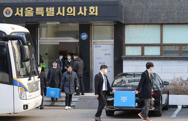 경찰이 의료법 위반 등 혐의로 고발당한 대한의사협회 관계자들에 대해 강제 수사에 착수한 가운데 1일 서울 영등포구 서울시의사회에서 압수수색을 마친 경찰이 압수품을 옮기고 있다. /연합뉴스