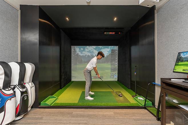 스테이브리지 스위트 스쿰빗 호텔에서 투숙객에게 무료 개방하는 스크린 골프장.