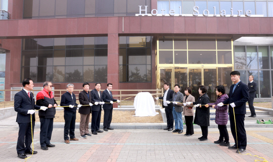 대천헤수욕장의 호텔 쏠레르가 4성 호텔 인정을 받아 현판식을 개최했다. 최의성 기자