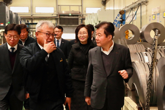 6일 천안의 대일공업에 방문한 강석진 중진공 이사장(오른쪽)이 문상인 대일공업 대표이사(왼쪽)와 함께 생산시설을 둘러보며 설명을 듣고 있다. 중진공 충남본부 제공