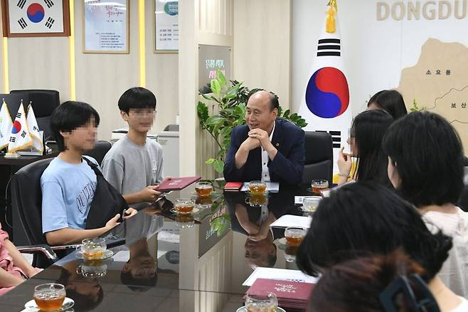 꿈이룸동아리에 참여한 학생들과 대화를 나누고 있는 박형덕 동두천 시장. /동두천시 제공