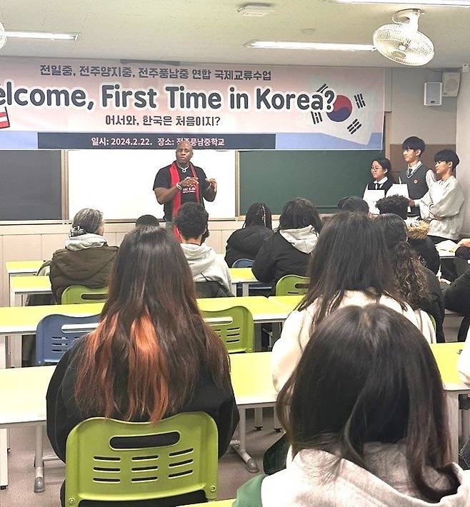 뉴욕시 멜로즈 중학교와 사우스 브롱스 응용 미디어 아카데미 학생과 학부모, 교사 등 16명이 지난 21일 전주를 방문, 국제교류수업을 진행했다.(전북교육청 제공)/뉴스1 /사진=뉴스1