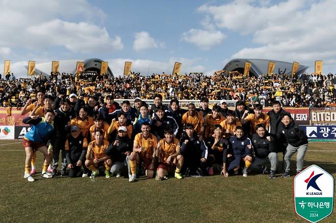 광주FC 선수들이 지난 2일 FC서울전 승리 후 기념 사진을 촬영하고 있다. 사진=프로축구연맹