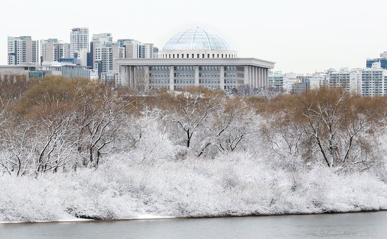 강변북로에서 바라본 국회의사당. 우상조 기자