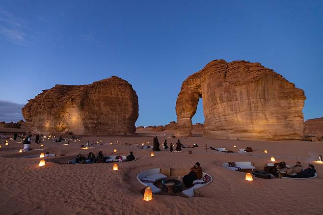 알울라의 아이콘, 코끼리바위. 해 질 무렵 벙커 같은 좌석에 앉아 차를 마시며 시시각각 달라지는 바위와 하늘을 감상하는 것만으로 놀라운 경험이다.