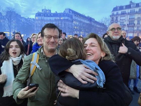 프랑스 파리에서 낙태권 옹호론자들이 4일(현지시간) 낙태권 헌법 명시 법안 통과를 기뻐하고 있다. 반대론자들도 시위에 나섰다. AP=연합뉴스