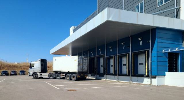 ▲ 러시아산 냉장명태(생태)가 3월 1일부터 강원 동해항에 매주 7t이상씩 반입, 동해·강릉을 비롯해 수도권 등 전국에 본격 유통되면서 일본에만 의존해 오던 생태·가리비 등 신선·활수산물의 공급을 대체하기 시작했다. 동해시 북평산업단지 내 콜드체인에서 통관을 마치고 유통되는 모습. 사진 제공=북방물류산업진흥원