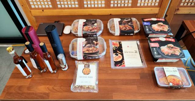 ▲ 러시아산 냉장명태(생태)가 3월 1일부터 강원 동해항에 매주 7t이상씩 반입, 동해·강릉을 비롯해 수도권 등 전국에 본격 유통되면서 일본에만 의존해 오던 생태·가리비 등 신선·활수산물의 공급을 대체하기 시작했다. 4일 동해시 추암동 러시아대게마을에서 열린 ‘동해항 직수입 러시아 생태·대게 품평회’의 신선수산물 가공식품 전시 모습. 전인수