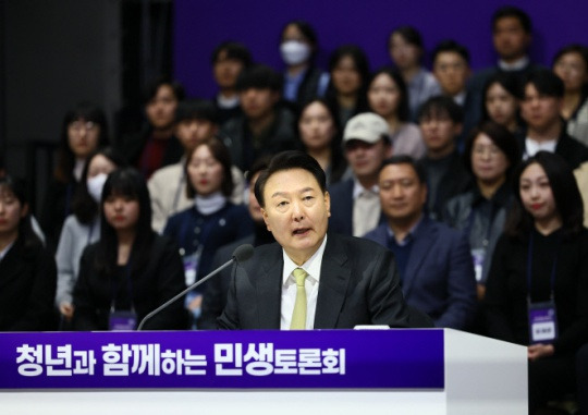President Yoon Seok-yul speaks at a public discussion on “Korea Leaping Forward with the Power of Youth!” at ibex studio in Gwangmyeong, Gyeonggi Province, on Friday. By Kim Chang-gil