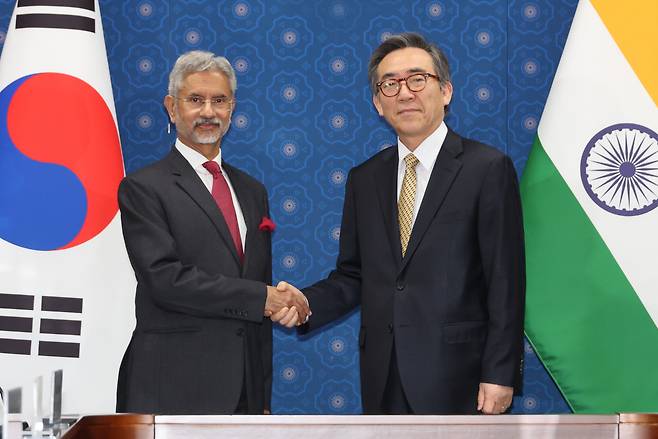 South Korean Foreign Minister Cho Tae-yul (right) and his Indian counterpart, Subrahmanyam Jaishankar, shake hands before the 10th South Korea-India Joint Commission Meeting at the Foreign Ministry in Seoul on Wednesday. (Yonhap)