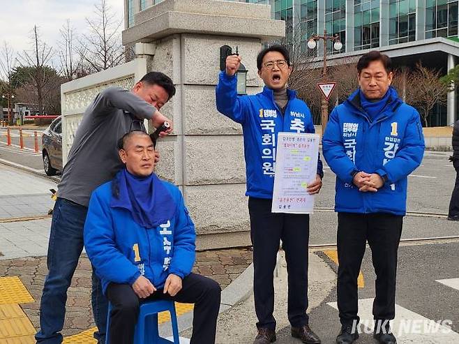 삭발하는 오수봉 예비후보. 사진=권혜진 기자