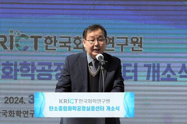 6일 여수국가산업단지에서 ‘탄소중립화학공정실증센터' 개소를 축하하는 이영국 화학연 원장. 한국화학연구원 