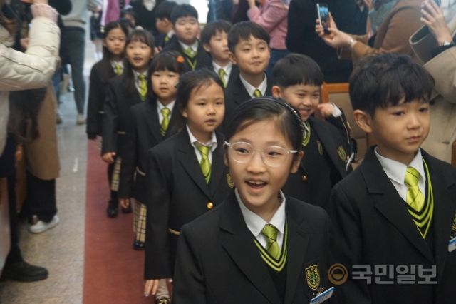 인성초등학교 1학년 신입생들이 4일 인천시 중구 인성초등학교에서 열린 입학식에 입장하고 있다. 인성초 제공