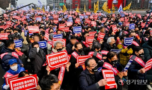 지난 3일 오후 서울 영등포구 여의대로에서 열린 ‘의대정원 증원 및 필수의료 패키지 저지를 위한 전국의사 총 궐기 대회’에서 참가자들이 구호를 외치고 있다. 윤원규기자