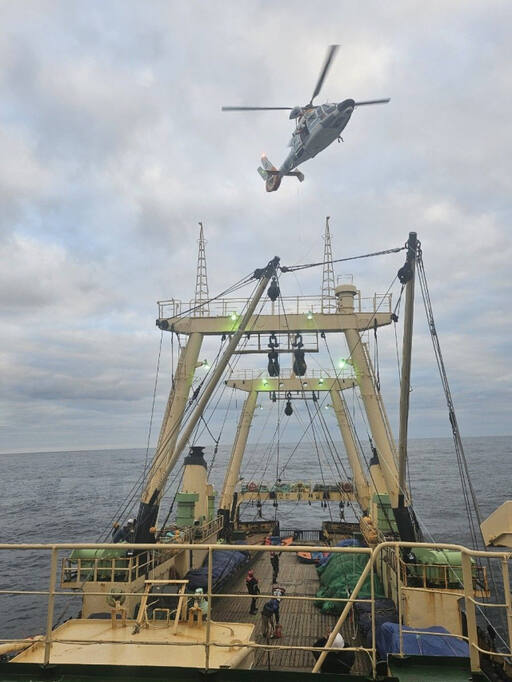 아르헨티나 해경 헬기가 구조를 하고 있다. 해경 제공