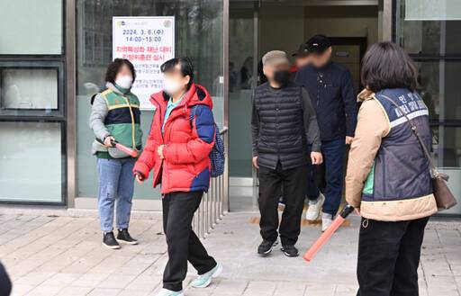 6일 인천 부평구 부평안전체험관에서 열린 ‘지역특성화 재난 대비 민방위 훈련’ 참여자들이 비상계단을 통해 1층 밖으로 걸어나오고 있다. 조병석기자