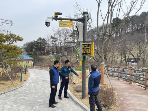 이천시가 이천경찰서와 합동으로 관내 방범용 CCTV 비상벨을 일제점검하고 있다. 이천시 제공