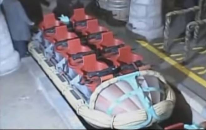 서울 송파구 잠실동 롯데월드의 사건 발생 놀이기구 사진. 총 8명까지 탑승할 수 있다./사진=유튜브 갈무리(MBC 보도 장면)