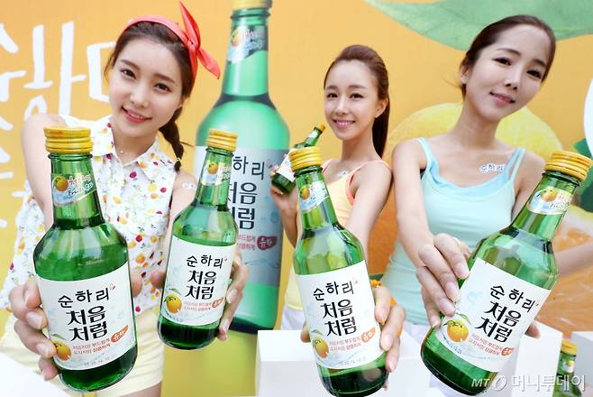 2015년 롯데칠성음료의 순하리 처음처럼이 서울 청계광장에서 누적판매량 1000만병 판매 돌파와 수도권 판매 확대를 알리고 있다. /사진=홍봉진기자 honggga@