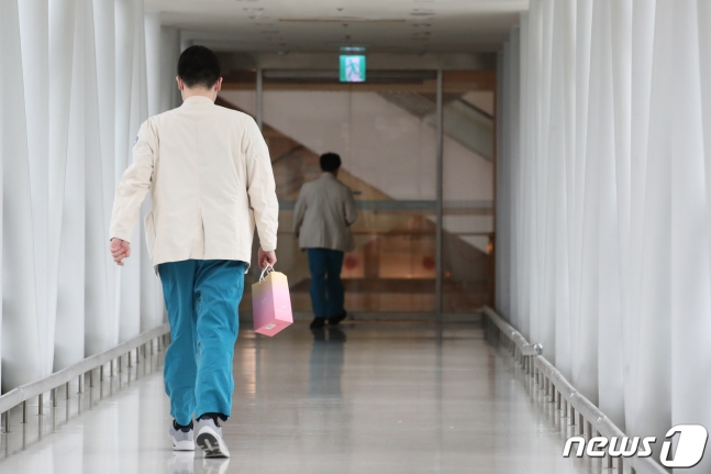 서울 시내 한 대학병원에서 의료진이 발걸음을 옮기고 있다. /사진=뉴스1