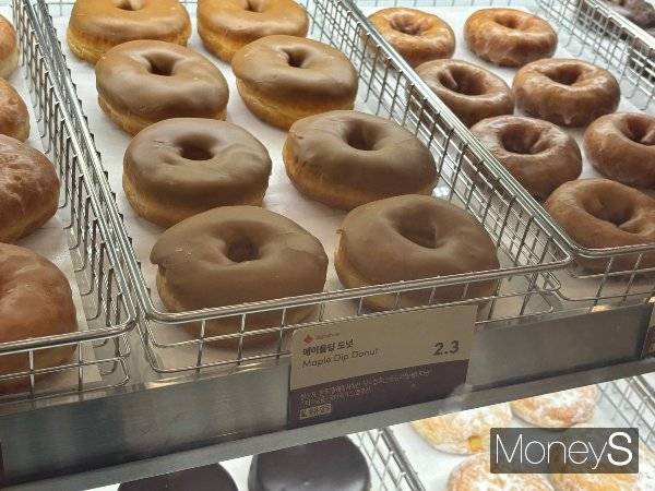 캐나다 국제학교 출신인 한 여성은 팀홀튼에 방문하면 고향으로 온 것 같은 향수를 자극한다고 했다. 사진은 도넛 중 인기가 많은 메이플 딥. /사진=이예빈 기자