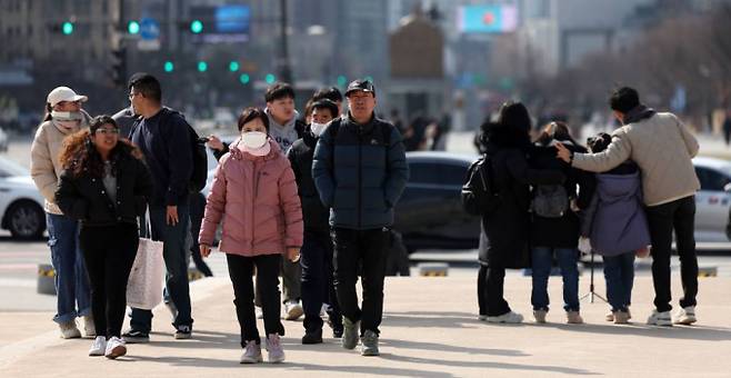 오는 7일 오전부터 비가 내리기 시작해 반짝 추위가 찾아올 것으로 보인다. 사진은 전국적으로 꽃샘추위가 이어진 지난 2일 서울 종로구 경복궁에서 두꺼운 옷차림을 한 관광객. /사진=뉴시스