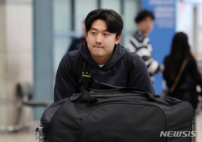 [인천공항=뉴시스] 조성우 기자 = KIA 타이거즈 윤도현이 일본 오키나와에서 스프링캠프를 마치고 6일 오후 인천국제공항 제1여객터미널을 통해 귀국하고 있다. 2024.03.06. xconfind@newsis.com