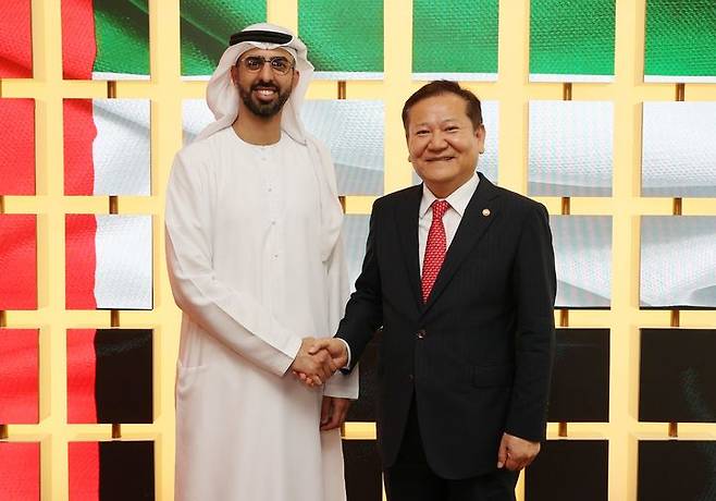 [서울=뉴시스] 이상민 행정안전부 장관이 5일(현지시간) 아랍에미리트(UAE) 두바이 에미레이트 타워에서 오마르 빈 술탄 알 올라마 UAE 인공지능(AI)·디지털경제부 특임장관과 면담에 앞서 기념촬영 하고 있다. (사진=행정안전부 제공) 2024.03.06. photo@newsis.com *재판매 및 DB 금지