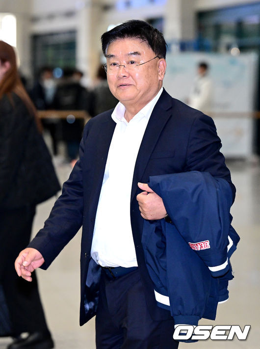 [OSEN=인천공항, 최규한 기자] 프로야구 두산 베어스가 2024 시즌을 준비하는 스프링캠프를 마친 뒤 6일 오후 인천공항을 통해 귀국했다.두산 김태룡 단장이 입국장을 나서고 있다. 2024.03.06 / dreamer@osen.co.kr