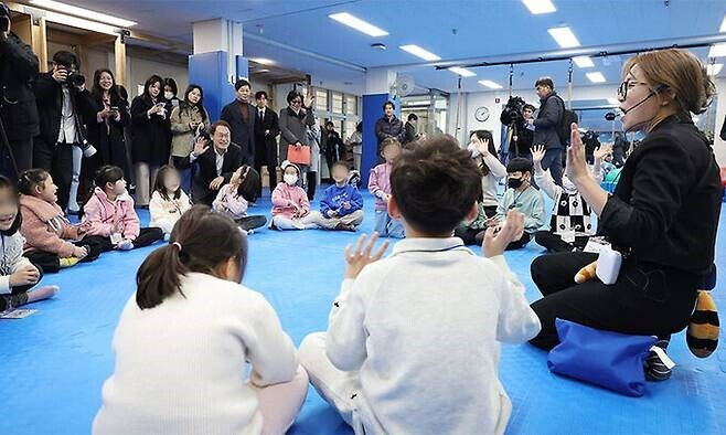 조희연 서울시교육감(가운데 학생 뒤)이 5일 서울 마포구 아현초등학교를 방문해 늘봄학교 프로그램을 살펴보고 있다. 연합뉴스