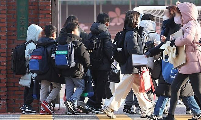 늘봄학교 시행 첫날인 4일 서울 시내 한 초등학교에서 개학을 맞이한 학생들이 등교하고 있다. 뉴스1