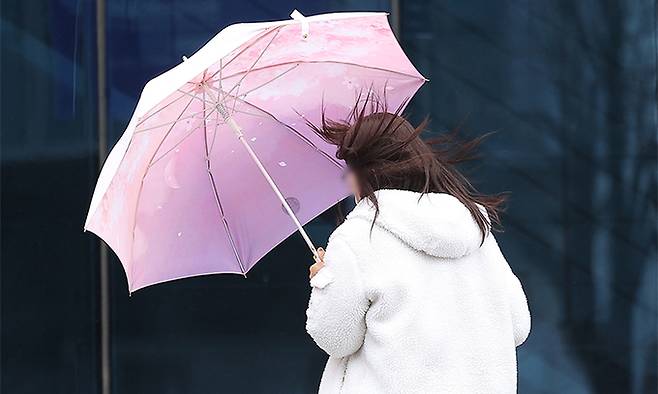 5일 한 시민이 우산을 쓰고 이동하고 있다. 연합뉴스