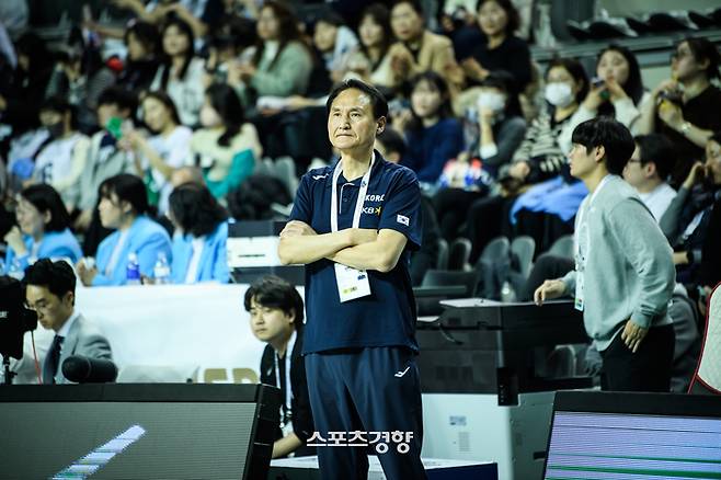 안준호 감독이 지난달 26일 원주 종합체육관에서 열린 2015 FIBA 아시아컵 예선 태국과의 홈경기에서 잠시 생각에 잠겨있다. ｜대한농구협회 제공