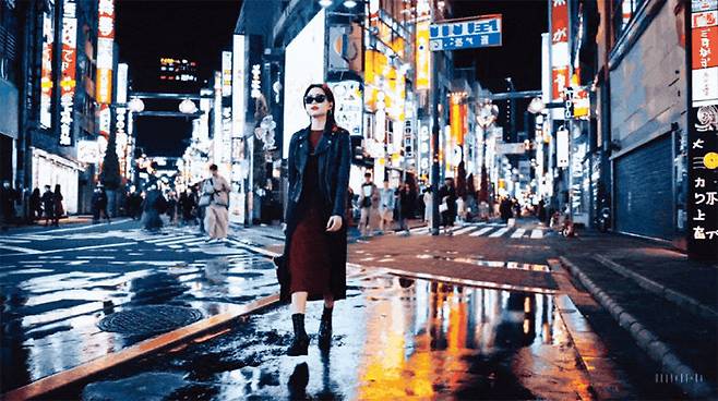 도시를 걷는 여성을 표현한 오픈AI ‘소라’의 샘플 동영상. [오픈AI 제공]