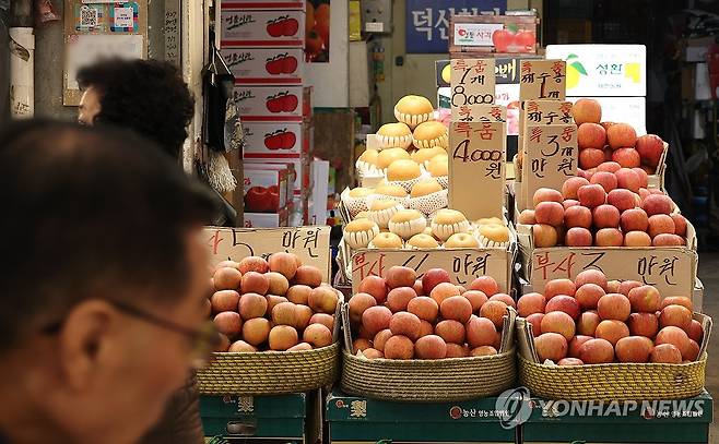 사과 안 그래도 비싼데 사과밭 사라진다 (서울=연합뉴스) 김주형 기자 = 지난해 사과 생산이 30% 급감해 가격이 치솟은 가운데 2033년까지 사과 재배 면적이 8.6% 감소할 것이라는 전망이 나왔다.
   한국농촌경제연구원의 농업 전망 2024 보고서에 따르면 올해 사과 재배면적은 작년과 비슷한 3만3천800㏊에서 2033년 3만900ha로 연평균 1%가량 감소할 것으로 전망됐다. 재배 면적이 줄어들면 생산이 줄어 가격 인상을 유발하게 된다. 
   사진은 3일 서울의 한 전통시장의 과일 판매대. 2024.3.3 kjhpress@yna.co.kr