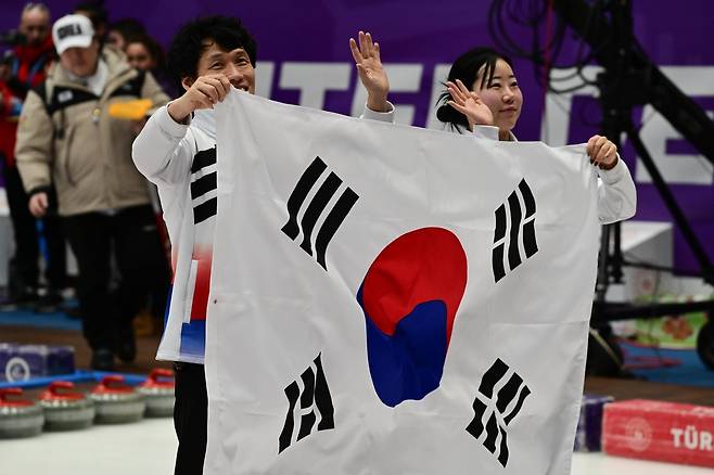 태극기 흔드는 컬링 믹스 더블 윤순영(왼쪽) 김지수 조 청각 장애 컬링 믹스 더블 국가대표 윤순영, 김지수가 5일(현지 시각) 튀르키예 에르주룸 컬링홀에서 열린 2023 에르주룸 동계데플림픽 컬링 믹스 더블(혼성 2인조)에서 은메달을 획득한 뒤 태극기를 들고 환하게 웃고 있다. [한국농아인스포츠연맹 제공. 재배포 및 DB 금지]