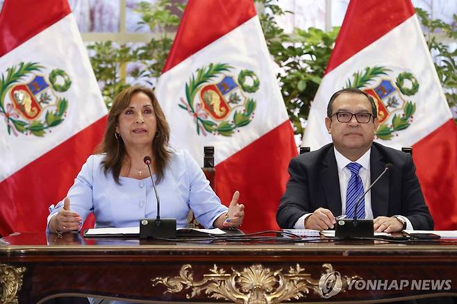 페루 대통령과 총리 디나 볼루아르테(사진 왼쪽) 페루 대통령과 알베르토 오타롤라(오른쪽) 총리. [EPA=연합뉴스 자료사진]