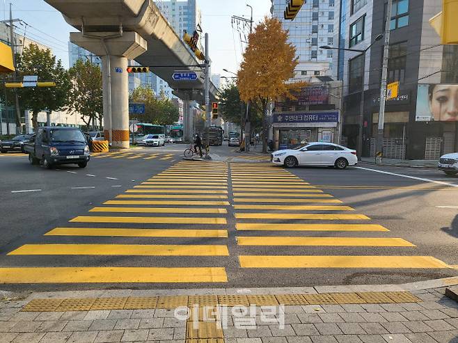 의정부 중앙초등학교 인근 중앙교차로에 노란색 횡단보도로 도색한 모습.(사진=경기북부경찰청 제공)